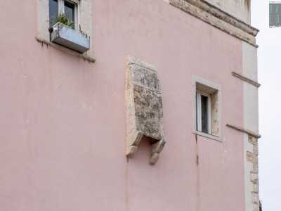 Sulla facciata si trova addirittura una caditoia in pietra: elemento architettonico tipico delle costruzioni difensive...